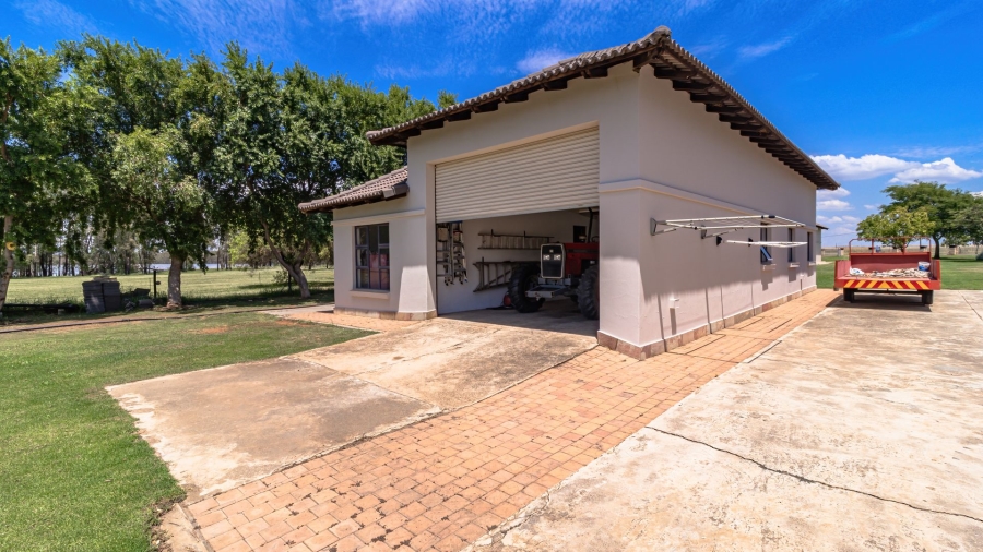 7 Bedroom Property for Sale in Oranjeville Free State